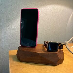 Oakywood combo dock- for iPhone (USB-A) and Apple Watch.